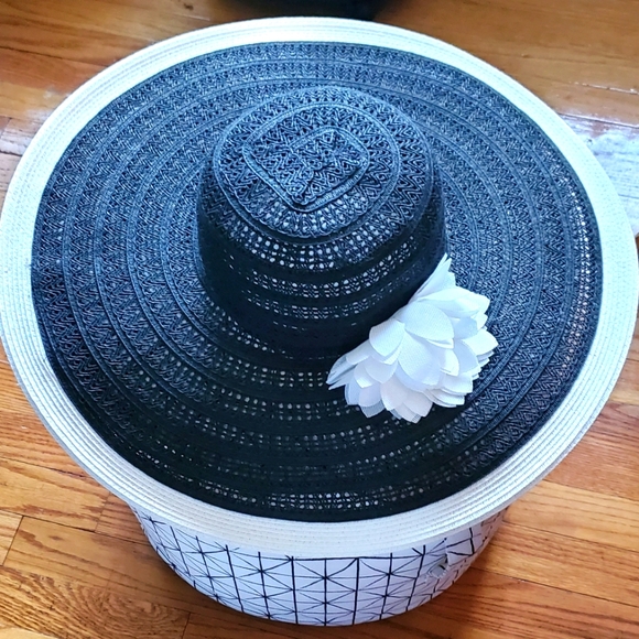 Classy Straw Hat - Picture 2 of 3